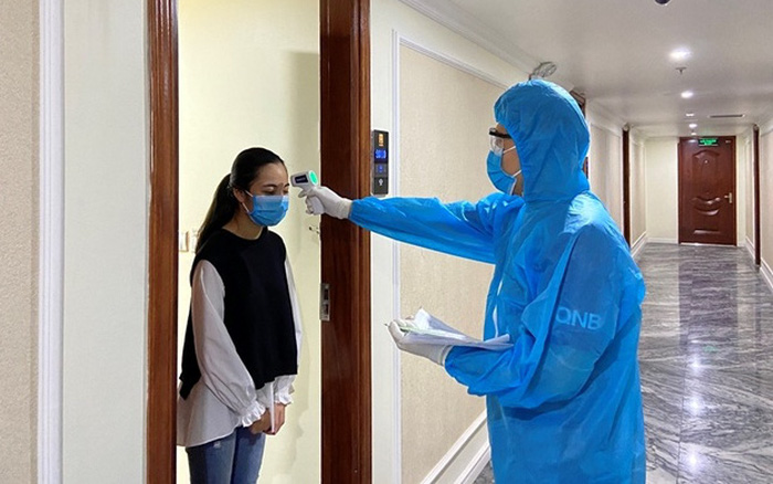 Nhiều khách sạn áp dụng đo thân nhiệt, xét nghiệp khách lưu trú. khach-san-van-hanh-qua-mua-dich
