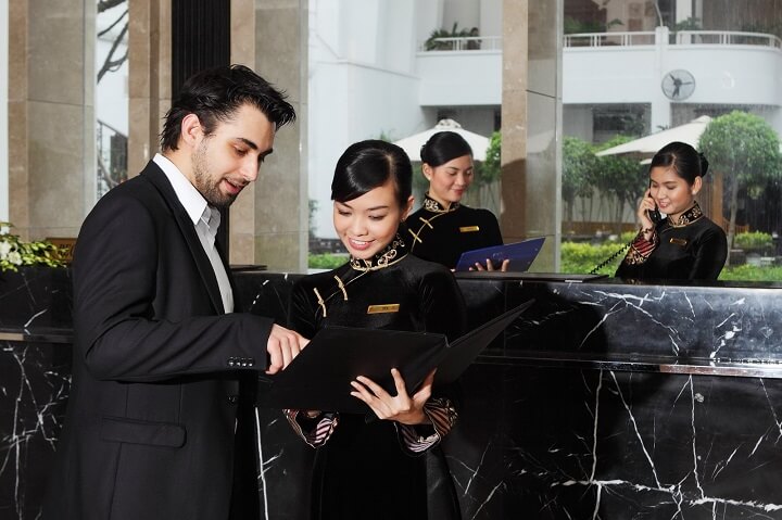 Doanh nghiệp chịu tác động cũng không kém. gan-40-nhan-vien-lu-hanh