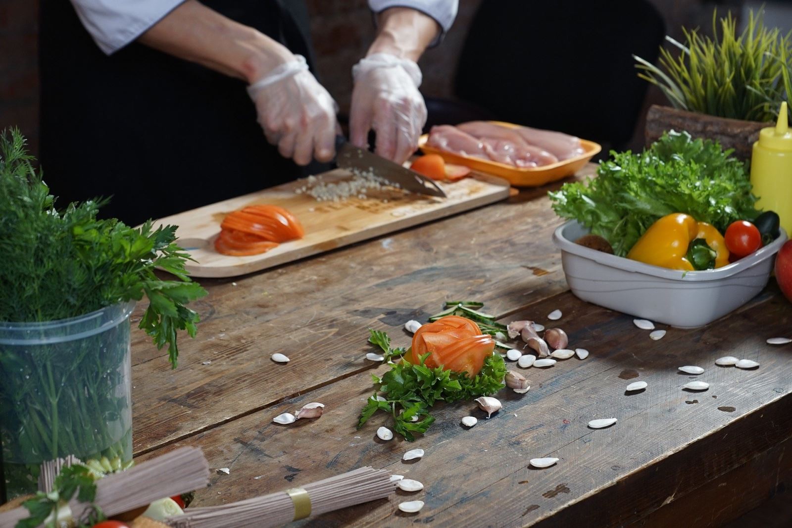 Các giải pháp công nghệ đang giúp thực khách cảm thấy thích thú, an toàn khi trải nghiệm tại các nhà hàng hơn. tim-hieu-ve-nhung-cong-nghe-moi-giup-nha-hang-hoat-dong-tot-hon